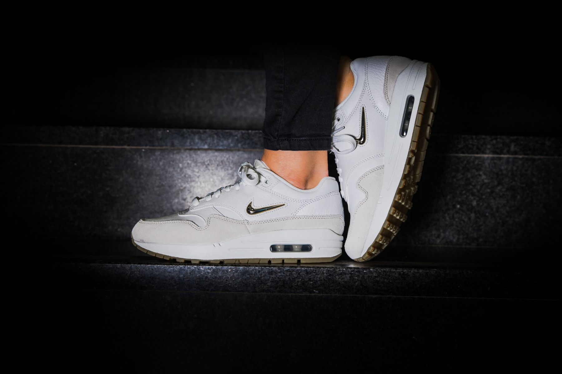 Air max 1 jewel best sale summit white metallic gold star